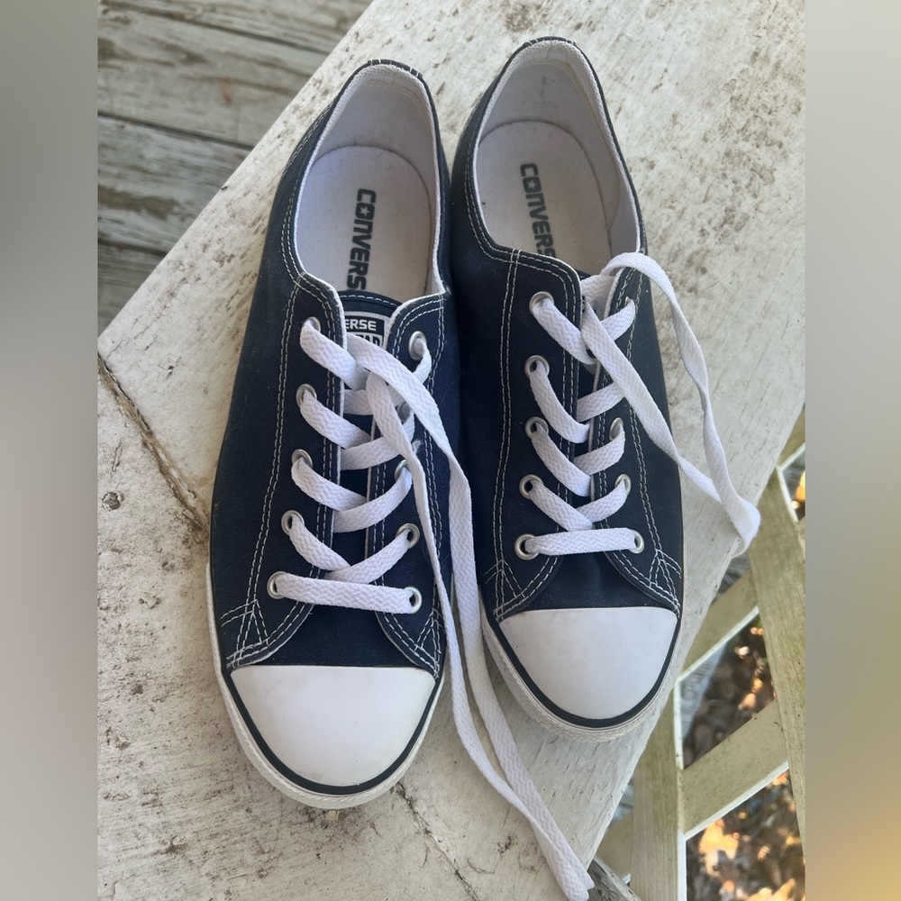 Converse Women’s Size 10 Chuck Taylor All Star Navy. Gently used, sole scuffs